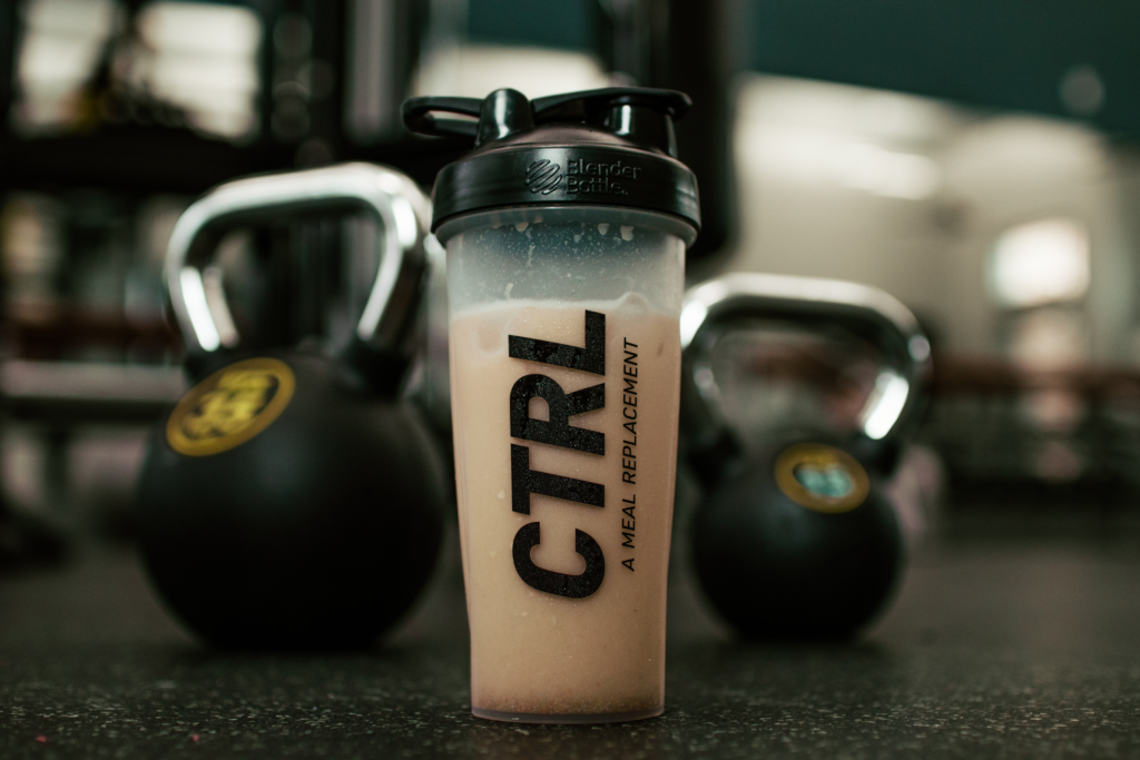 Shake de proteína. Foto de CTRL - A Meal Replacement na Unsplash.