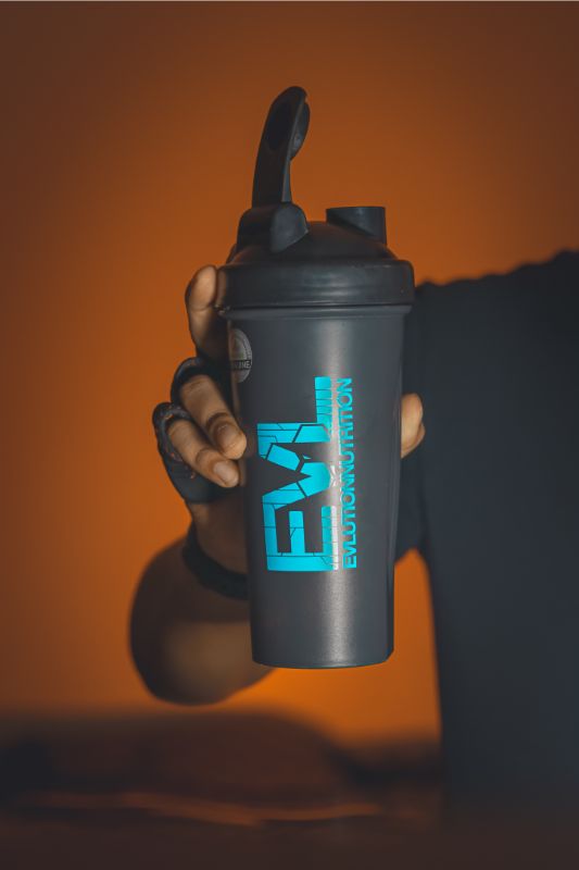 Homem segurando shake de suplemento. Foto de Marwan Ahmed, Unsplash.