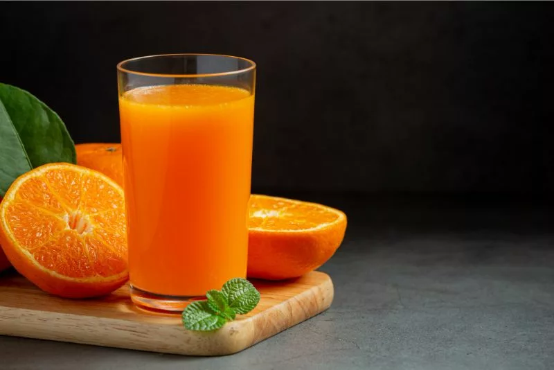 Tomar o suplemento de ferro com suco de laranja aumenta a absorção de ferro. Fonte da imagem: Freepik.